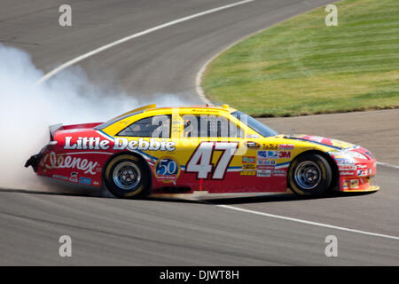 10 octobre 2010 - Fontana, CA, États-Unis d'Amérique - Marcos Ambrose (47) tourne à l'extérieur le cours dans la petite Debbie Toyota. (Crédit Image : © Josh Chapelle/ZUMApress.com) Southcreek/mondial Banque D'Images