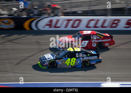 10 octobre 2010 - Fontana, CA, États-Unis d'Amérique - Jimmie Johnson (48) dans le Lowes/Jimmie Johnson Foundation Ford passe passe Kasey Kahne (9) dans le Budweiser Ford. Johnson est venu à travers la finale à la 3ème place. (Crédit Image : © Josh Chapelle/ZUMApress.com) Southcreek/mondial Banque D'Images