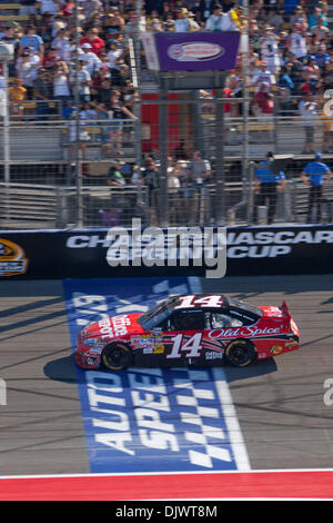 10 octobre 2010 - Fontana, CA, États-Unis d'Amérique - Tony Stewart (14) dans l'Office Depot/Old Spice Chevrolet traverse la ligne d'arrivée en premier lieu. Stewart a remporté le Pepsi Max 400. (Crédit Image : © Josh Chapelle/ZUMApress.com) Southcreek/mondial Banque D'Images