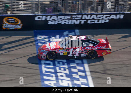 10 octobre 2010 - Fontana, CA, États-Unis d'Amérique - Tony Stewart (14) dans l'Office Depot/Old Spice Chevrolet traverse la ligne d'arrivée en premier lieu. Stewart a remporté le Pepsi Max 400. (Crédit Image : © Josh Chapelle/ZUMApress.com) Southcreek/mondial Banque D'Images