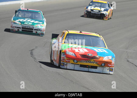 10 octobre 2010 - Fontana, California, United States of America - Kyle Busch dans la # 18 M&M'S Toyota mène de Dale Earnhardt Jr. dans la # 88 AMP Energy / Chevrolet, de la Garde nationale et Jeff Burton dans le # 31 Caterpillar Chevrolet à son tour numéro deux au cours de la NASCAR Sprint Cup Series Pepsi Max 400 à Auto Club Speedway. (Crédit Image : © Andrew Fielding/ZUMApress.com) Southcreek/mondial Banque D'Images