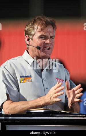 10 octobre 2010 - Fontana, California, United States of America - Rusty Wallace commente sur les résultats de l'Pepsi Max 400 à l'Auto Club Speedway. (Crédit Image : © Brandon Parry/global/ZUMApress.com) Southcreek Banque D'Images