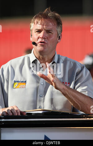 10 octobre 2010 - Fontana, California, United States of America - Rusty Wallace commente sur les résultats de l'Pepsi Max 400 à l'Auto Club Speedway. (Crédit Image : © Brandon Parry/global/ZUMApress.com) Southcreek Banque D'Images