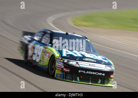 10 octobre 2010 - Fontana, California, United States of America - Sprint Cup Series driver Carl Edwards dans la Aflac # 99 voiture en action pendant le Pepsi Max 400 à l'Auto Club Speedway. (Crédit Image : © Brandon Parry/global/ZUMApress.com) Southcreek Banque D'Images