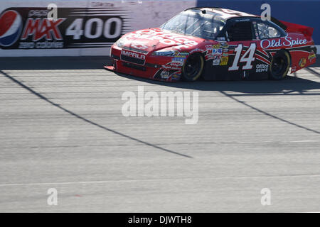 10 octobre 2010 - Fontana, California, United States of America - pilote Coupe Sprint Tony Stewart dans l'Office Depot / Old Spice # 14 voiture pendant le Pepsi Max 400 à l'Auto Club Speedway. (Crédit Image : © Brandon Parry/global/ZUMApress.com) Southcreek Banque D'Images