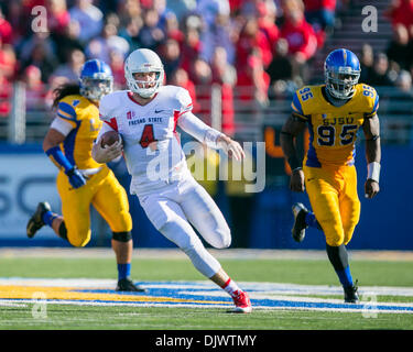 San Jose, CA, . 29 nov., 2013. Fresno State Bulldogs quarterback Derek Carr (4) en action au cours de la NCAA Football match entre les San Jose State Spartans et le fresno State Bulldogs au Spartan Stadium à San Jose, CA. San Jose a défait Fresno State 62-52. Damon Tarver/CSM/Alamy Live News Banque D'Images