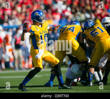 San Jose, CA, . 29 nov., 2013. San Jose State Spartans quarterback David Fales (10) en action au cours de la NCAA Football match entre les San Jose State Spartans et le fresno State Bulldogs au Spartan Stadium à San Jose, CA. San Jose a défait Fresno State 62-52. Damon Tarver/CSM/Alamy Live News Banque D'Images