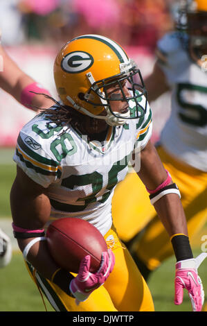 10 octobre 2010 - Landover, Maryland, United States of America - Green Bay Packers Tramon Williams évoluait (38) à la recherche d'une ouverture, de la semaine 5 de la NFL FedEx Field action de jeu, défaite Redskins Packers 16 - 13 en heures supplémentaires. (Crédit Image : © Roland Pintilie/global/ZUMApress.com) Southcreek Banque D'Images