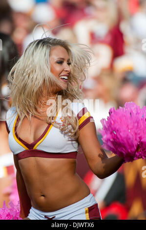 10 octobre 2010 - Landover, Maryland, United States of America - Redskins de Washington au cours de l'exécution de cheerleader jeu NFL à FedEx Field. Défaite Packers Redskins 16 - 13 en heures supplémentaires. (Crédit Image : © Roland Pintilie/global/ZUMApress.com) Southcreek Banque D'Images