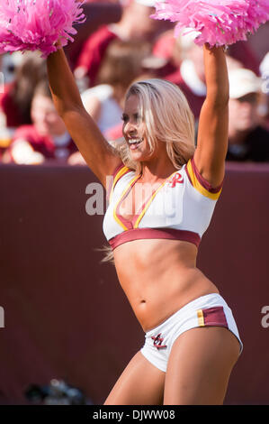 10 octobre 2010 - Landover, Maryland, United States of America - Redskins de Washington au cours de l'exécution de cheerleader jeu NFL à FedEx Field. Défaite Packers Redskins 16 - 13 en heures supplémentaires. (Crédit Image : © Roland Pintilie/global/ZUMApress.com) Southcreek Banque D'Images