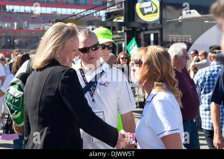 11 octobre 2010 - Fontana, CA, États-Unis d'Amérique - Meg Whitman, candidat républicain au poste de gouverneur de Californie, parle avec des fans de course sur l'élection. (Crédit Image : © Josh Chapelle/ZUMApress.com) Southcreek/mondial Banque D'Images