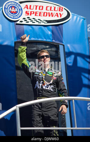 11 octobre 2010 - Fontana, CA, États-Unis d'Amérique - Carl Edwards (99) sort de supporters massés au cours de la présentation du pilote. (Crédit Image : © Josh Chapelle/ZUMApress.com) Southcreek/mondial Banque D'Images