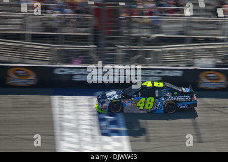 11 octobre 2010 - Fontana, CA, États-Unis d'Amérique - Jimmie Johnson (48) dans le Lowes/Jimmie Johnson Foundation Chevrolet traverse la ligne d'arrivée. Johnson place 3ème de la course. (Crédit Image : © Josh Chapelle/ZUMApress.com) Southcreek/mondial Banque D'Images