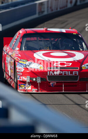 11 octobre 2010 - Fontana, CA, États-Unis d'Amérique - Juan Pablo Montoya (42) dans la Chevrolet vient autour tourner quatre au Club Auto Speeway. (Crédit Image : © Josh Chapelle/ZUMApress.com) Southcreek/mondial Banque D'Images