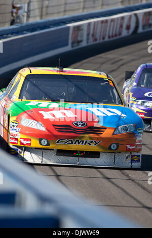 11 octobre 2010 - Fontana, CA, États-Unis d'Amérique - Kyle Busch (18) dans le M&M'S Toyota vient autour tourner quatre à la Auto Club Speedway. (Crédit Image : © Josh Chapelle/ZUMApress.com) Southcreek/mondial Banque D'Images