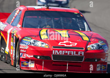 11 octobre 2010 - Fontana, CA, États-Unis d'Amérique - Jamie McMurray (1) dans le McDonald's dans la tête de Chevrolet face droits à l'Auto Club Speedway. (Crédit Image : © Josh Chapelle/ZUMApress.com) Southcreek/mondial Banque D'Images