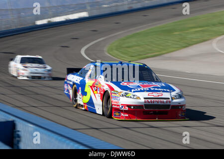 11 octobre 2010 - Fontana, CA, États-Unis d'Amérique - Mark Martin (5) dans l'GoDaddy.com Chevrolet CARQUEST/races à travers quatre tourner à l'Auto Club Speedway. (Crédit Image : © Josh Chapelle/ZUMApress.com) Southcreek/mondial Banque D'Images