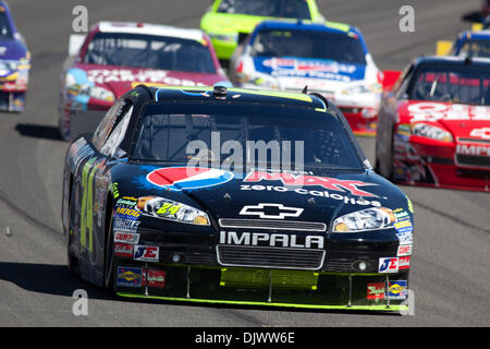 11 octobre 2010 - Fontana, CA, États-Unis d'Amérique - Jeff Gordon (24) dans le Dupont/Pepsi Max Chevrolet dirige un groupe autour de tourner à quatre à l'Auto Club Speedway. (Crédit Image : © Josh Chapelle/ZUMApress.com) Southcreek/mondial Banque D'Images