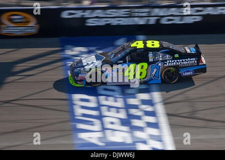 11 octobre 2010 - Fontana, CA, États-Unis d'Amérique - Jimmie Johnson (48) dans le Lowes/Jimmie Johnson Foundation Chevrolet traverse la ligne d'arrivée. Johnson place 3ème de la course. (Crédit Image : © Josh Chapelle/ZUMApress.com) Southcreek/mondial Banque D'Images