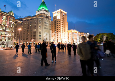 De gauche à droite : Swatch Art Peace Hotel, Hôtel Fairmont Peace Hotel et l'ancien bâtiment de la Banque de Chine sur le Bund dans le centre de Shanghai, Chine Banque D'Images