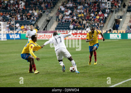 Oct 12, 2010 - Chester, Pennsylvanie, États-Unis - MLS Soccer - l'UNICEF DEMANDE DES USA se bat pour la balle. Les USA et la Colombie a joué un match amical au PPL Park de Chester. (Crédit Image : © Ricky Fitchett/ZUMApress.com) Banque D'Images