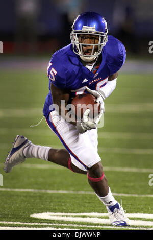 14 octobre 2010 - Laurent, California, United States of America - Kansas Jayhawks running back Daymond Patterson (15) brouille pour yardage. Les défaites de l'État du Kansas Kansas 59-7 dans le jeu à la Memorial Stadium. (Crédit Image : © Jacob Paulsen/global/ZUMApress.com) Southcreek Banque D'Images