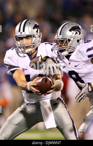 14 octobre 2010 - Laurent, California, United States of America - Kansas State Wildcats quarterback Carson Coffman (14) Touche pas à utiliser de nouveau Daniel Thomas (8). Les défaites de l'État du Kansas Kansas 59-7 dans le jeu à la Memorial Stadium. (Crédit Image : © Jacob Paulsen/global/ZUMApress.com) Southcreek Banque D'Images