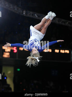 15 octobre 2010 - Lexington, Kentucky, USA - UK's High Flying cheerleaders au cours de Big Blue Madness le vendredi 15 octobre 2010 à Lexington, KY. Photo par Mark Cornelison | Personnel. (Crédit Image : © Lexington Herald-Leader/ZUMApress.com) Banque D'Images