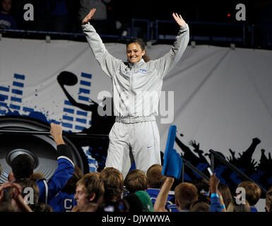 15 octobre 2010 - Lexington, Kentucky, USA - Florida freshman Sarah Beth Barnette salués lors de Big Blue Madness le vendredi 15 octobre 2010 à Lexington, KY. Photo par Mark Cornelison | Personnel. (Crédit Image : © Lexington Herald-Leader/ZUMApress.com) Banque D'Images