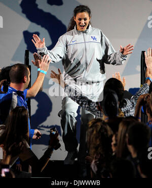 15 octobre 2010 - Lexington, Kentucky, USA - Florida freshman Sarah Beth Barnette salués lors de Big Blue Madness le vendredi 15 octobre 2010 à Lexington, KY. Photo par Mark Cornelison | Personnel. (Crédit Image : © Lexington Herald-Leader/ZUMApress.com) Banque D'Images