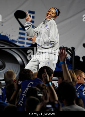 15 octobre 2010 - Lexington, Kentucky, USA - California's Keyla Snowden fait un peu de danse comme elle a été introduite au cours de Big Blue Madness le vendredi 15 octobre 2010 à Lexington, KY. Photo par Mark Cornelison | Personnel. (Crédit Image : © Lexington Herald-Leader/ZUMApress.com) Banque D'Images