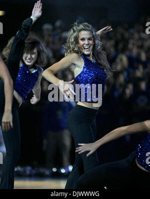 15 octobre 2010 - Lexington, Kentucky, USA - Lindsey Buehner et l'équipe de danse britanniques autorisés durant la folie du Grand Bleu le vendredi 15 octobre 2010 à Lexington, KY. Photo par Mark Cornelison | Personnel. (Crédit Image : © Lexington Herald-Leader/ZUMApress.com) Banque D'Images