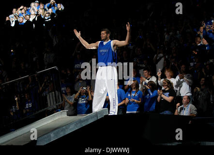 15 octobre 2010 - Lexington, Kentucky, USA - Kentucky hauts Josh Harrellson salue la foule lors de Big Blue Madness le vendredi 15 octobre 2010 à Lexington, KY. Photo par Mark Cornelison | Personnel. (Crédit Image : © Lexington Herald-Leader/ZUMApress.com) Banque D'Images