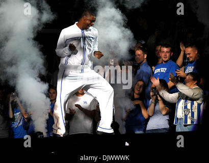 15 octobre 2010 - Lexington, Kentucky, USA - Florida freshman Terrence Jones dansé son chemin vers le sol lors de la folie du Grand Bleu le vendredi 15 octobre 2010 à Lexington, KY. Photo par Mark Cornelison | Personnel. (Crédit Image : © Lexington Herald-Leader/ZUMApress.com) Banque D'Images