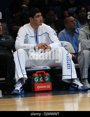 15 octobre 2010 - Lexington, Kentucky, USA - Enes Kanter regardé à l'audience au cours de Big Blue Madness le vendredi 15 octobre 2010 à Lexington, KY. Photo par Mark Cornelison | Personnel. (Crédit Image : © Lexington Herald-Leader/ZUMApress.com) Banque D'Images