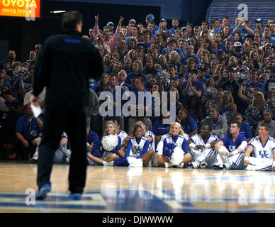 15 octobre 2010 - Lexington, Kentucky, USA - California coach John Calipari avait l'attention de tout le monde au cours de Big Blue Madness le vendredi 15 octobre 2010 à Lexington, KY. Photo par Mark Cornelison | Personnel. (Crédit Image : © Lexington Herald-Leader/ZUMApress.com) Banque D'Images