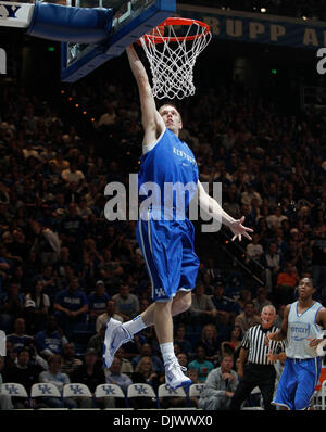 15 octobre 2010 - Lexington, Kentucky, USA - California's Jon Hood accueil coincé pendant deux Big Blue Madness le vendredi 15 octobre 2010 à Lexington, KY. Photo par Mark Cornelison | Personnel. (Crédit Image : © Lexington Herald-Leader/ZUMApress.com) Banque D'Images