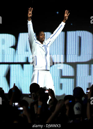 15 octobre 2010 - Lexington, Kentucky, USA - Florida freshman Brandon Knight leva les bras à la foule au cours de Big Blue Madness le vendredi 15 octobre 2010 à Lexington, KY. Photo par Mark Cornelison | Personnel. (Crédit Image : © Lexington Herald-Leader/ZUMApress.com) Banque D'Images