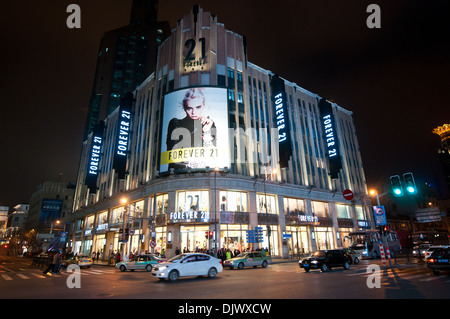 Forever 21 store sur un carrefour de Henan Road et Nanjing East Road - principale rue commerçante de Shanghai, Chine Banque D'Images