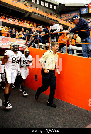 16 novembre 2010 : Pittsburgh défait Syracuse 45-14 au Carrier Dome à Syracuse, New York. L'entraîneur-chef Dave Wannstedt Pittsburgh prend le terrain avant de jouer Syracuse.(Image Crédit : © Alan Schwartz/Cal/ZUMApress.com) Media Sport Banque D'Images