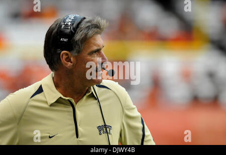 16 novembre 2010 : Pittsburgh défait Syracuse 45-14 au Carrier Dome à Syracuse, New York. Pittsburgh l'entraîneur-chef Dave Wannstedt regarde son équipe à l'encontre de l'Université de Syracuse.(Image Crédit : © Alan Schwartz/Cal/ZUMApress.com) Media Sport Banque D'Images