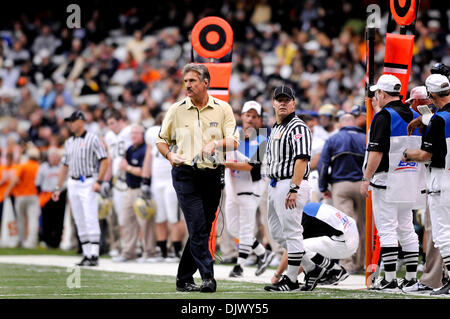 16 octobre 2010 : Pittsburgh défait Syracuse 45-14 au Carrier Dome à Syracuse, New York. Pittsburgh l'entraîneur-chef Dave Wannstedt promenades l'écart tout en jouant à Syracuse.(Image Crédit : © Alan Schwartz/Cal/ZUMApress.com) Media Sport Banque D'Images