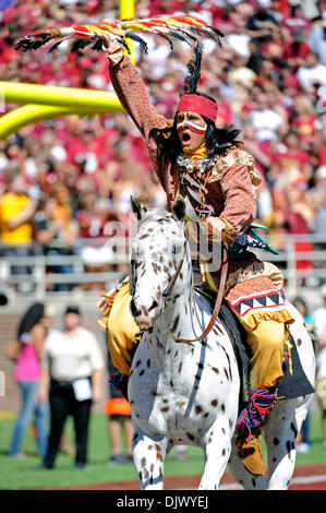 16 octobre 2010 - Tallahassee, Floride, États-Unis d'Amérique - 16 octobre 2010 : FSU mascot chef Osceola gagne la foule pompée jusqu'après la première de l'AUS de TD de la journée. FSU défait Boston College 24-19 à Doak Campbell Stadium à Tallahassee, Floride. (Crédit Image : © Mike Olivella/ZUMApress.com) Banque D'Images