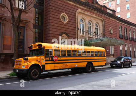 Thomas International school bus jaune type C garé à l'extérieur de l'École des Arts de Baltimore, Mount Vernon, Maryland, États-Unis Banque D'Images