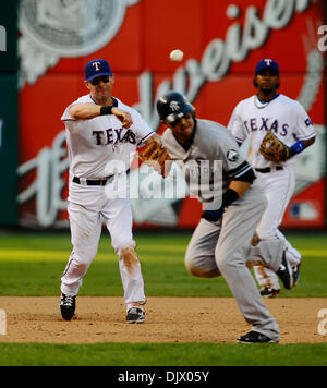 16 octobre 2010 - Arlington, Texas, USA - 10/16/2010. iTexas Rangers MICAHEL jeune jette sur New York Yankees LANCE BERKMAN dans deux jeux de la série de championnat de la ligue américaine entre les Yankees de New York et les Rangers du Texas au Rangers Ballpark in Arlington, Texas. (Crédit Image : © ZUMA/ZUMApress.com) Ralph Lauer Banque D'Images