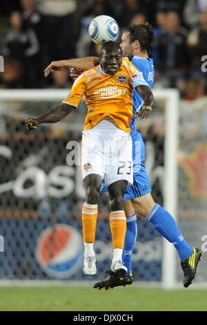 16 octobre 2010 - Santa Clara, Californie, États-Unis d'Amérique - Houston Dynamo avant Dominic Oduro (23) et San Jose Earthquakes defender Bobby Burling (2) lutte pour un en-tête pendant le match entre le MLS San Jose Earthquakes et le Dynamo de Houston au Buck Shaw Stadium. La Dynamo laisse les tremblements de 1-0 à la demie. (Crédit Image : © Matt Cohen/ZUMApres Southcreek/mondial Banque D'Images