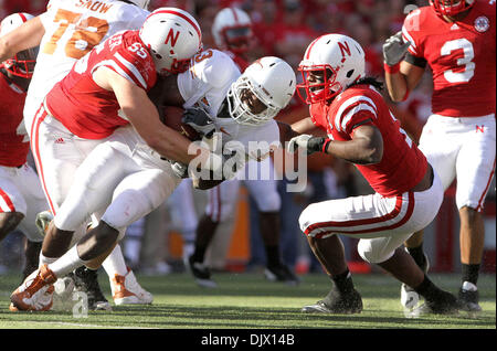 16 octobre 2010 - Lincoln, Nebraska, United States of America - Nebraska attaquer Baker Steinkuhler défensive (# 55) termine une course Texas retour Tre' Newton (# 23) au cours du premier semestre. À la recherche sur est Nebraska arrière défensif DeJon Gomes (# 7). Texas beat n°4 Nebraska 20-13 au Memorial Stadium à Lincoln, Nebraska. (Crédit Image : © Michelle Bishop/ZUMApress.com) Southcreek/mondial Banque D'Images