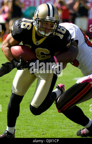 17 octobre 2010 - Tampa, Florida, USA - New Orleans Saints le receveur Lance Moore (16) termine la réception contre les Tampa Bay Buccaneers..Le Tampa Buccaneers trail la Nouvelle Orleans Saints 17-0 (crédit Image : © Anthony Smith/ZUMApress.com) Southcreek/mondial Banque D'Images