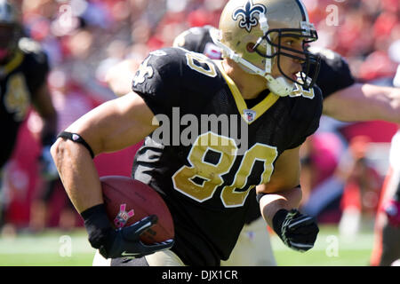 17 octobre 2010 - Tampa, Florida, USA - New Orleans Saints tight end Jimmy Graham (80) constate l'exécution de prix contre les Tampa Bay Buccaneers..Le Tampa Buccaneers trail la Nouvelle Orleans Saints 17-0 (crédit Image : © Anthony Smith/ZUMApress.com) Southcreek/mondial Banque D'Images