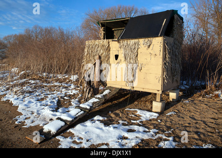 Un auvent de canard le long de la rive de presque Isle Bay à Érié, Pennsylvanie en hiver avec de la neige sur le sol. Ce sont des structures privées. Banque D'Images